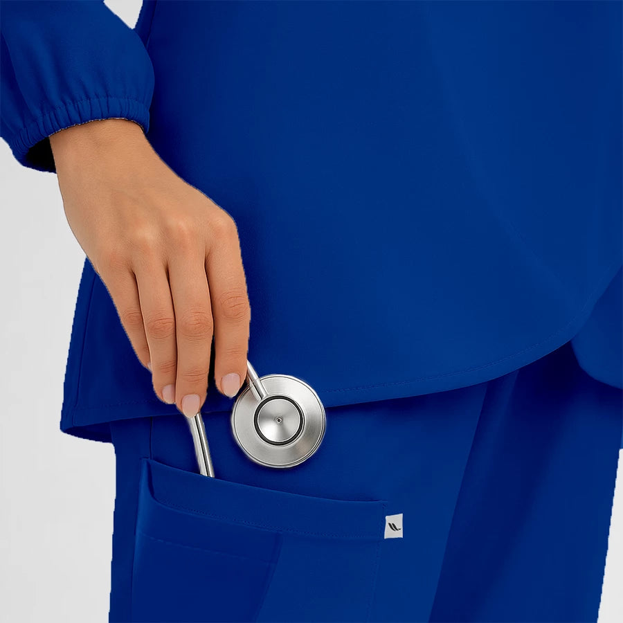 Pyjama de Bloc Femme - Hijab porté par une professionnelle de santé | FIGS.ma – Scrubs confortables et modernes au Maroc
