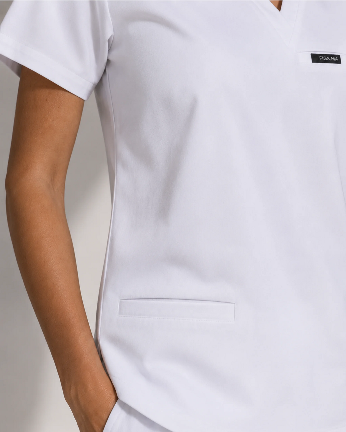 Pyjama médical femme col V 3 poches – coloris Blanc – détail de la poche – FIGS.ma