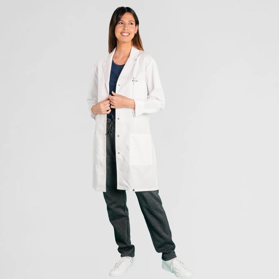 Photo de Blouse Médicale Manches Longues Col Classique - Femme – confort, broderie et style professionnel. FIGS.ma | Scrubs Maroc.