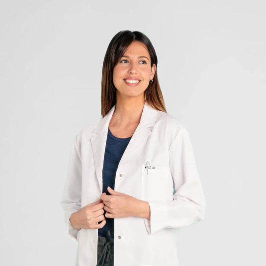 Photo de Blouse Médicale Manches Longues Col Classique - Femme – confort, broderie et style professionnel. FIGS.ma | Scrubs Maroc.