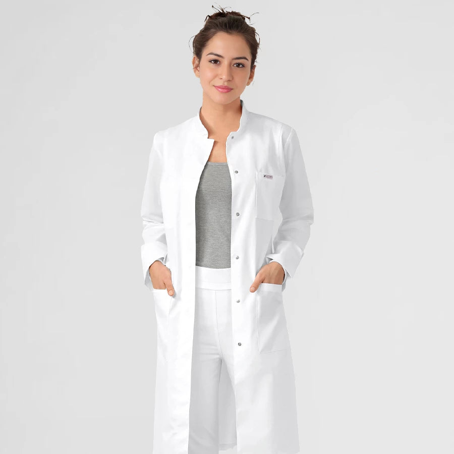 Photo de Blouse Médicale Manches Longues Col Officier- Femme – confort, broderie et style professionnel. FIGS.ma | Scrubs Maroc.