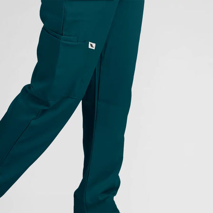 Photo de Pyjama de Bloc Femme - Col V Trois Quart Stretch – confort, broderie et style professionnel. FIGS.ma | Scrubs Maroc.