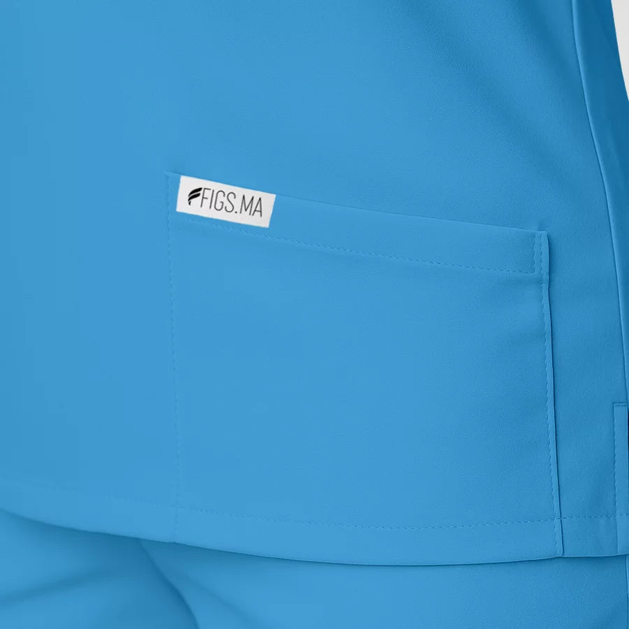 Pyjama de Bloc Femme - Col Chemise Stretch porté par une professionnelle de santé | FIGS.ma – Scrubs confortables et modernes au Maroc