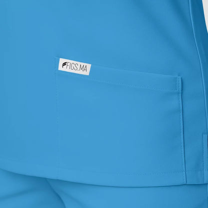 Pyjama de Bloc Femme - Col Chemise Stretch porté par une professionnelle de santé | FIGS.ma – Scrubs confortables et modernes au Maroc
