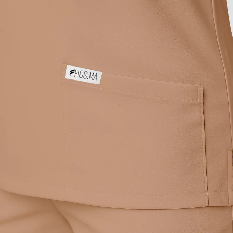 Pyjama de Bloc Femme - Col Chemise Stretch porté par une professionnelle de santé | FIGS.ma – Scrubs confortables et modernes au Maroc