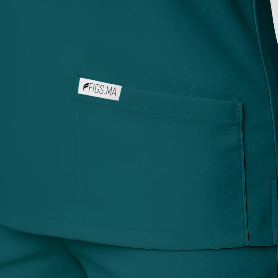 Pyjama de Bloc Femme - Col Chemise Stretch porté par une professionnelle de santé | FIGS.ma – Scrubs confortables et modernes au Maroc