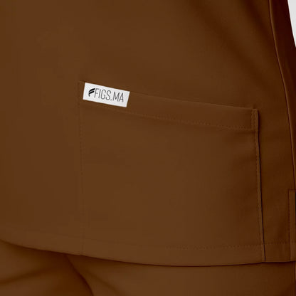 Pyjama de Bloc Femme - Col Chemise Stretch porté par une professionnelle de santé | FIGS.ma – Scrubs confortables et modernes au Maroc