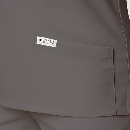 Pyjama de Bloc Femme - Col Chemise Stretch porté par une professionnelle de santé | FIGS.ma – Scrubs confortables et modernes au Maroc