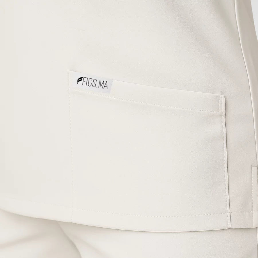 Pyjama de Bloc Femme - Col Chemise Stretch porté par une professionnelle de santé | FIGS.ma – Scrubs confortables et modernes au Maroc