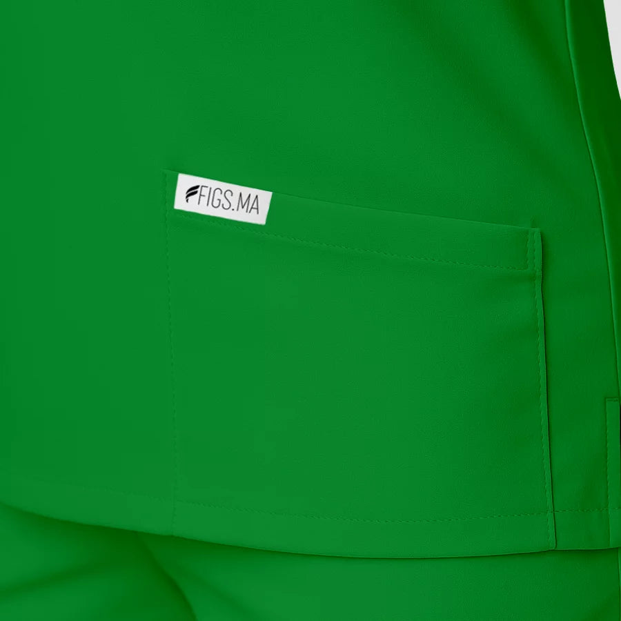 Pyjama de Bloc Femme - Col Chemise Stretch porté par une professionnelle de santé | FIGS.ma – Scrubs confortables et modernes au Maroc