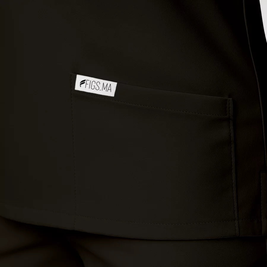 Pyjama de Bloc Femme - Col Chemise Stretch porté par une professionnelle de santé | FIGS.ma – Scrubs confortables et modernes au Maroc