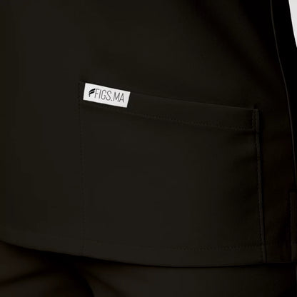 Pyjama de Bloc Femme - Col Chemise Stretch porté par une professionnelle de santé | FIGS.ma – Scrubs confortables et modernes au Maroc