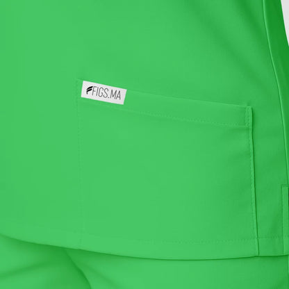 Pyjama de Bloc Femme - Col Chemise Stretch porté par une professionnelle de santé | FIGS.ma – Scrubs confortables et modernes au Maroc
