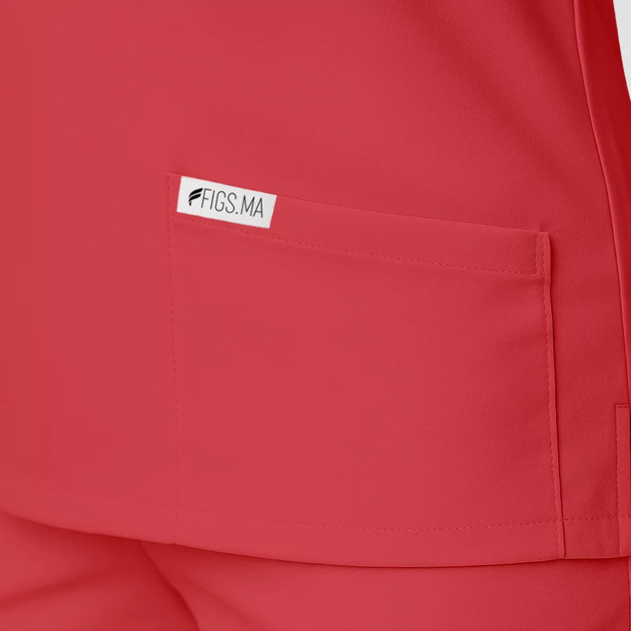 Pyjama de Bloc Femme - Col Chemise Stretch porté par une professionnelle de santé | FIGS.ma – Scrubs confortables et modernes au Maroc