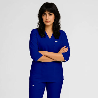 Photo de Pyjama de Bloc Femme - Col V Trois Quart Stretch – confort, broderie et style professionnel. FIGS.ma | Scrubs Maroc.