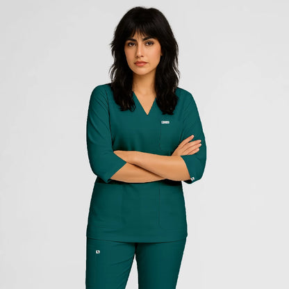 Photo de Pyjama de Bloc Femme - Col V Trois Quart Stretch – confort, broderie et style professionnel. FIGS.ma | Scrubs Maroc.