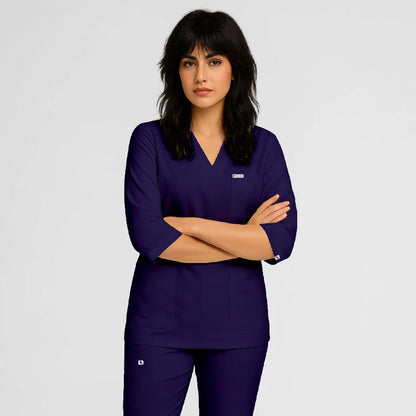Photo de Pyjama de Bloc Femme - Col V Trois Quart Stretch – confort, broderie et style professionnel. FIGS.ma | Scrubs Maroc.