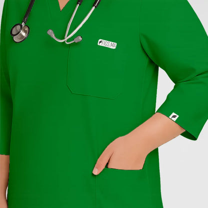 Photo de Pyjama de Bloc Femme - Col V Trois Quart Stretch – confort, broderie et style professionnel. FIGS.ma | Scrubs Maroc.