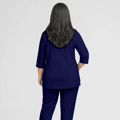 Photo de Pyjama de Bloc Femme - Col V Trois Quart Stretch – confort, broderie et style professionnel. FIGS.ma | Scrubs Maroc.
