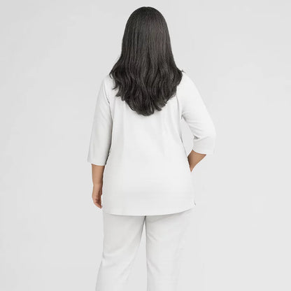 Photo de Pyjama de Bloc Femme - Col V Trois Quart Stretch – confort, broderie et style professionnel. FIGS.ma | Scrubs Maroc.