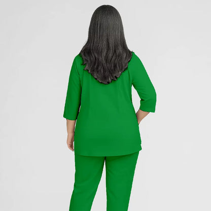 Photo de Pyjama de Bloc Femme - Col V Trois Quart Stretch – confort, broderie et style professionnel. FIGS.ma | Scrubs Maroc.