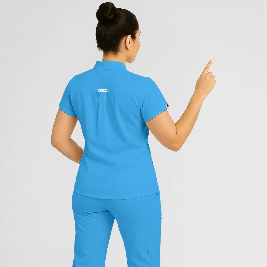 Pyjama de Bloc Femme - Col Chemise Stretch porté par une professionnelle de santé | FIGS.ma – Scrubs confortables et modernes au Maroc