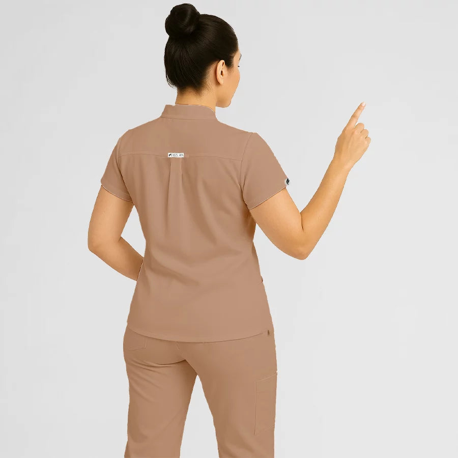 Pyjama de Bloc Femme - Col Chemise Stretch porté par une professionnelle de santé | FIGS.ma – Scrubs confortables et modernes au Maroc