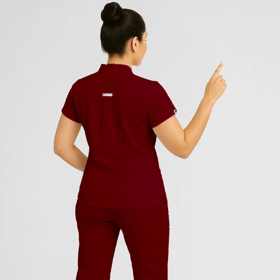 Pyjama de Bloc Femme - Col Chemise Stretch porté par une professionnelle de santé | FIGS.ma – Scrubs confortables et modernes au Maroc