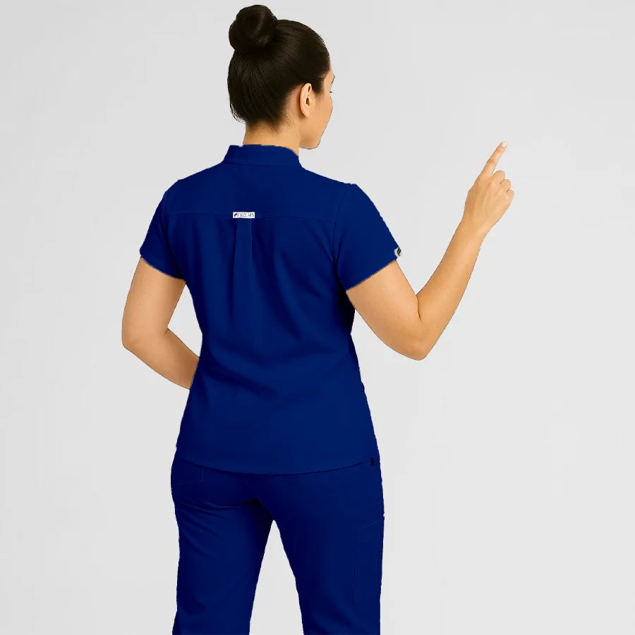 Pyjama de Bloc Femme - Col Chemise Stretch porté par une professionnelle de santé | FIGS.ma – Scrubs confortables et modernes au Maroc