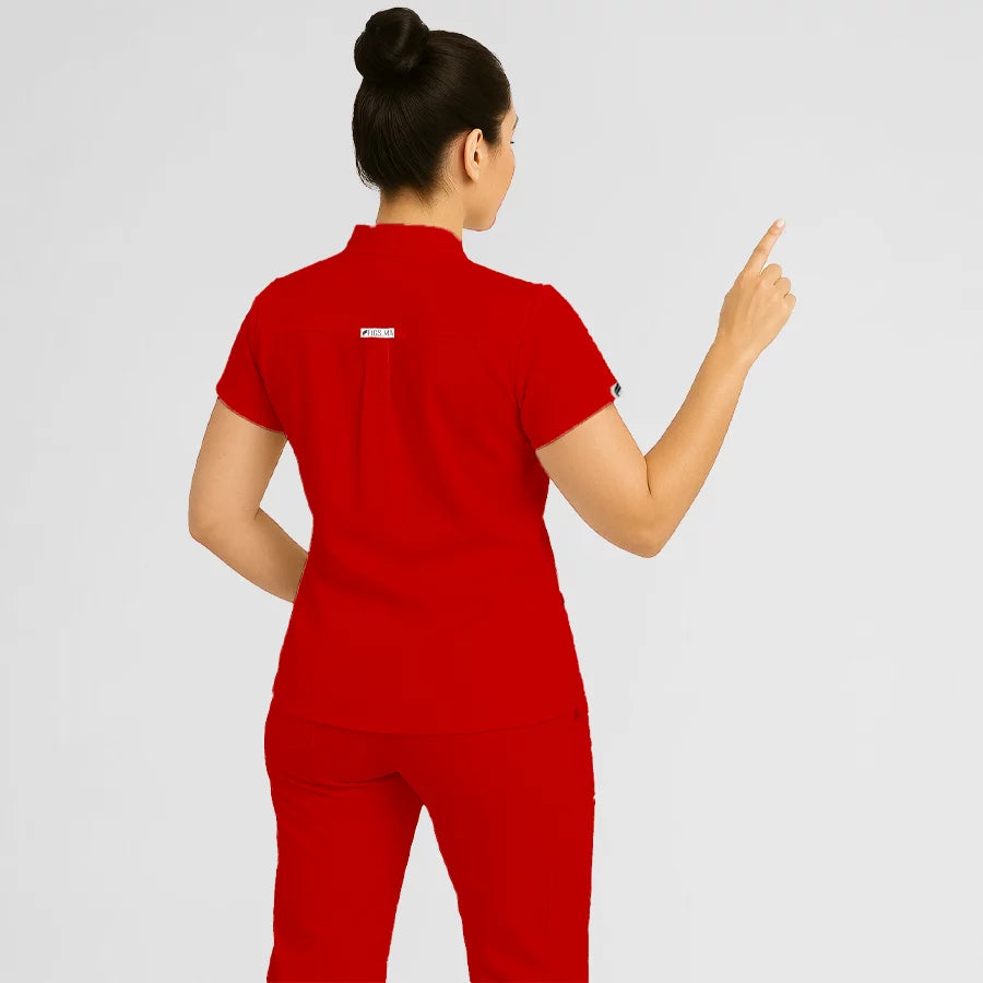 Pyjama de Bloc Femme - Col Chemise Stretch porté par une professionnelle de santé | FIGS.ma – Scrubs confortables et modernes au Maroc