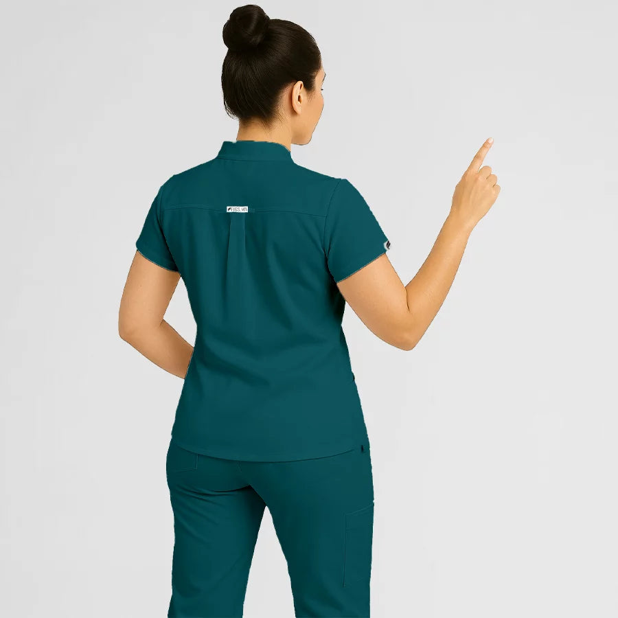 Pyjama de Bloc Femme - Col Chemise Stretch porté par une professionnelle de santé | FIGS.ma – Scrubs confortables et modernes au Maroc