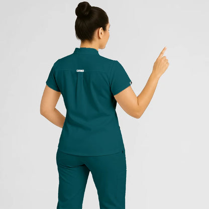 Pyjama de Bloc Femme - Col Chemise Stretch porté par une professionnelle de santé | FIGS.ma – Scrubs confortables et modernes au Maroc