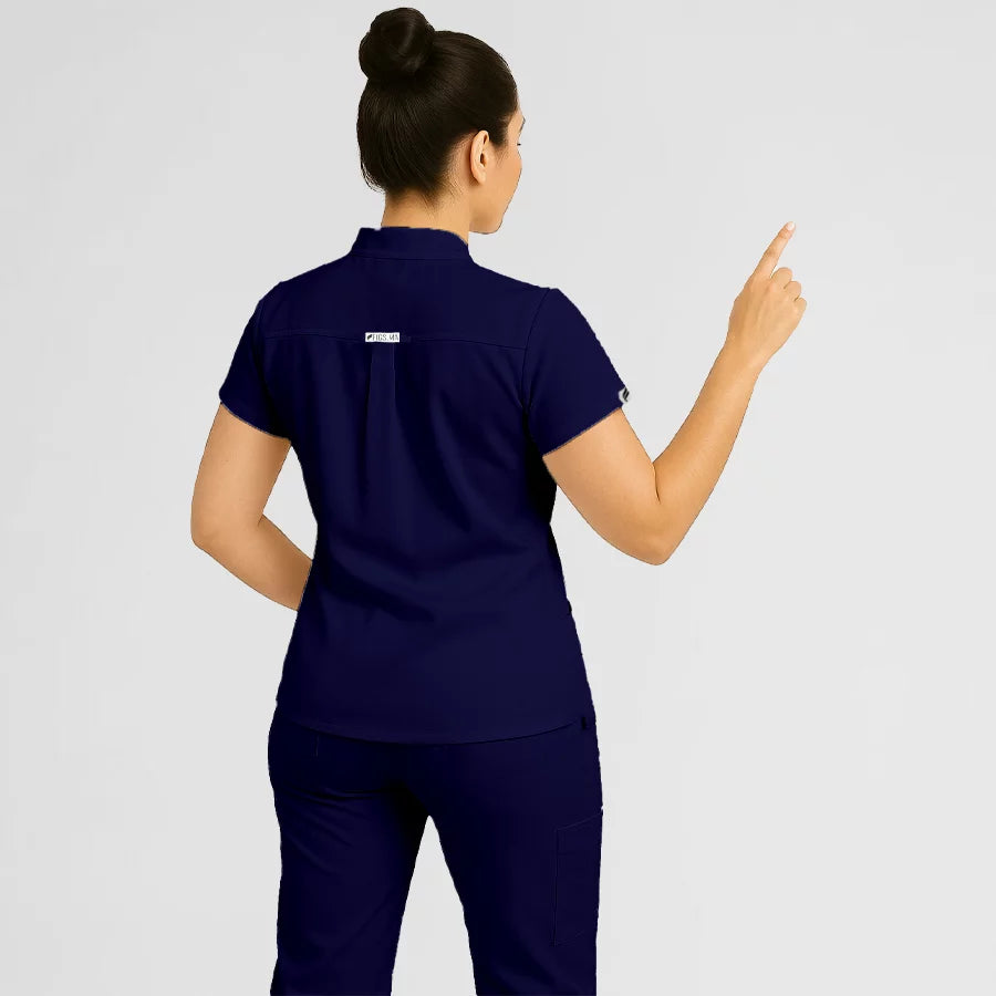 Pyjama de Bloc Femme - Col Chemise Stretch porté par une professionnelle de santé | FIGS.ma – Scrubs confortables et modernes au Maroc