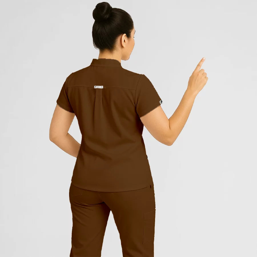 Pyjama de Bloc Femme - Col Chemise Stretch porté par une professionnelle de santé | FIGS.ma – Scrubs confortables et modernes au Maroc