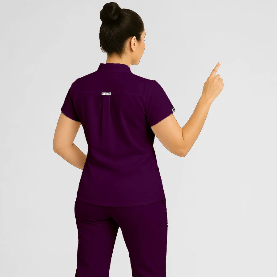 Pyjama de Bloc Femme - Col Chemise Stretch porté par une professionnelle de santé | FIGS.ma – Scrubs confortables et modernes au Maroc