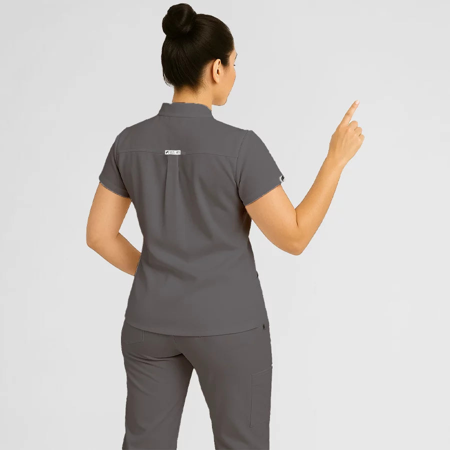 Pyjama de Bloc Femme - Col Chemise Stretch porté par une professionnelle de santé | FIGS.ma – Scrubs confortables et modernes au Maroc