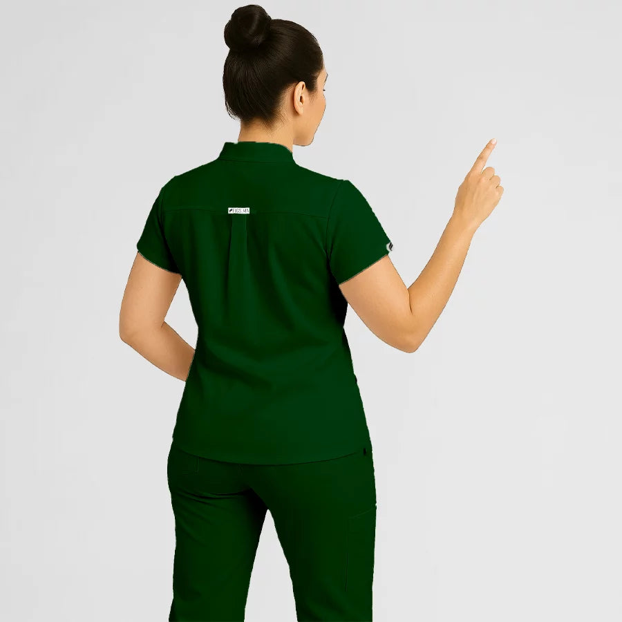 Pyjama de Bloc Femme - Col Chemise Stretch porté par une professionnelle de santé | FIGS.ma – Scrubs confortables et modernes au Maroc