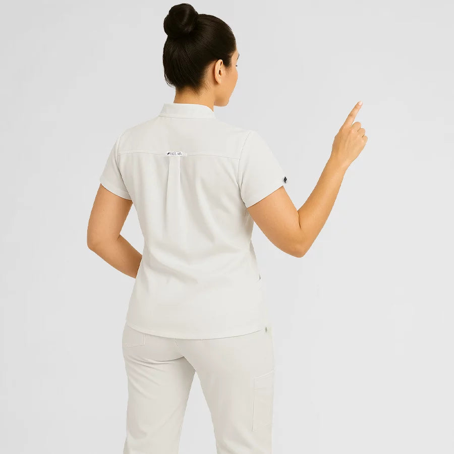 Pyjama de Bloc Femme - Col Chemise Stretch porté par une professionnelle de santé | FIGS.ma – Scrubs confortables et modernes au Maroc