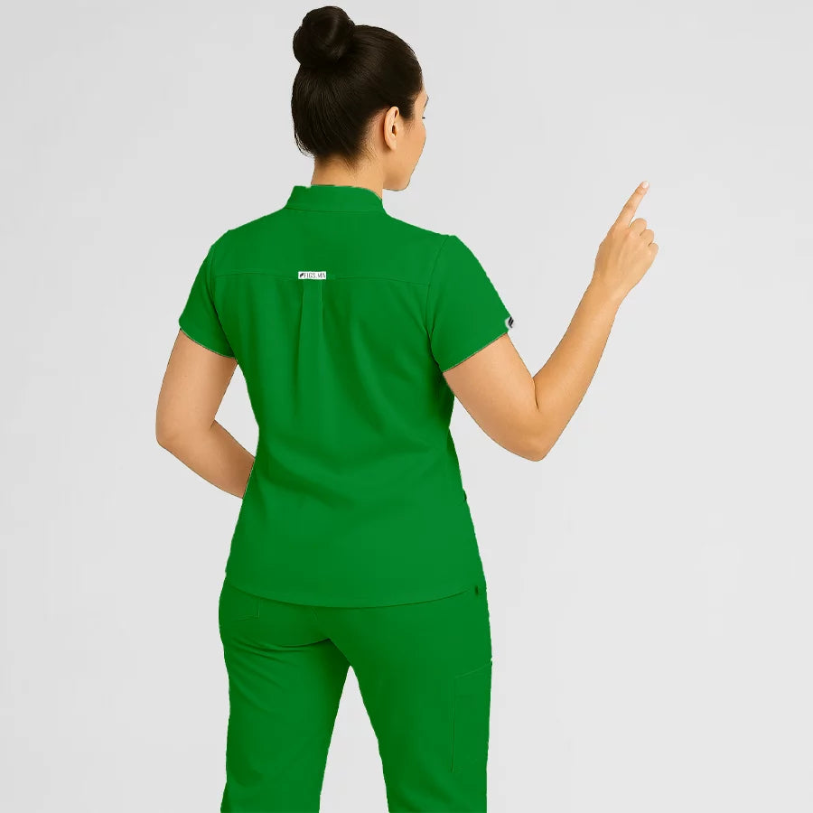 Pyjama de Bloc Femme - Col Chemise Stretch porté par une professionnelle de santé | FIGS.ma – Scrubs confortables et modernes au Maroc