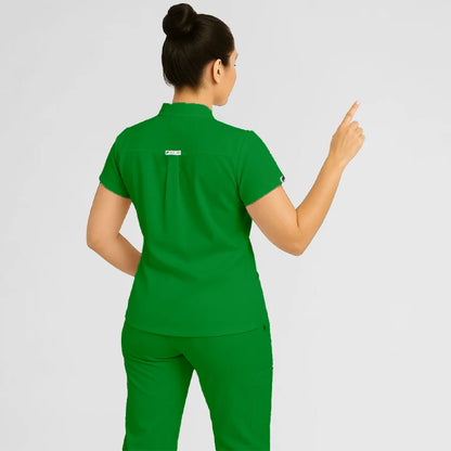 Pyjama de Bloc Femme - Col Chemise Stretch porté par une professionnelle de santé | FIGS.ma – Scrubs confortables et modernes au Maroc