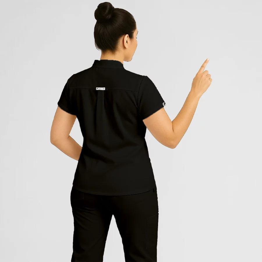 Pyjama de Bloc Femme - Col Chemise Stretch porté par une professionnelle de santé | FIGS.ma – Scrubs confortables et modernes au Maroc