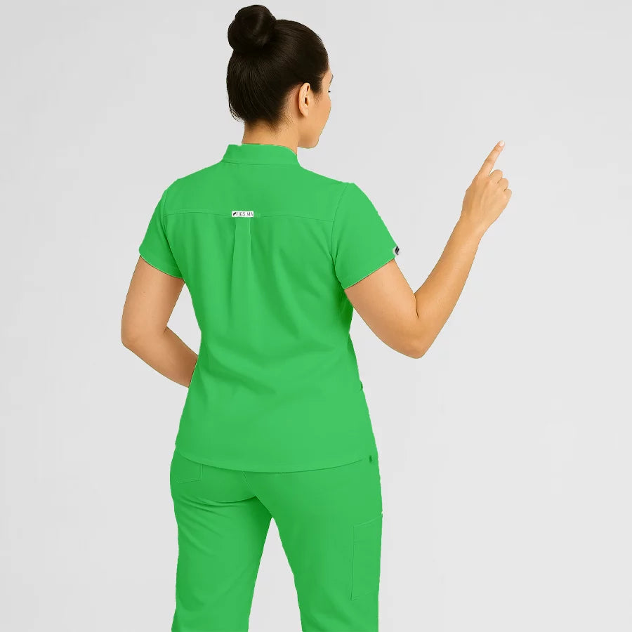 Pyjama de Bloc Femme - Col Chemise Stretch porté par une professionnelle de santé | FIGS.ma – Scrubs confortables et modernes au Maroc