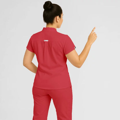 Pyjama de Bloc Femme - Col Chemise Stretch porté par une professionnelle de santé | FIGS.ma – Scrubs confortables et modernes au Maroc