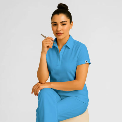 Pyjama de Bloc Femme - Col Chemise Stretch porté par une professionnelle de santé | FIGS.ma – Scrubs confortables et modernes au Maroc
