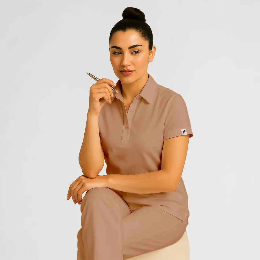 Pyjama de Bloc Femme - Col Chemise Stretch porté par une professionnelle de santé | FIGS.ma – Scrubs confortables et modernes au Maroc