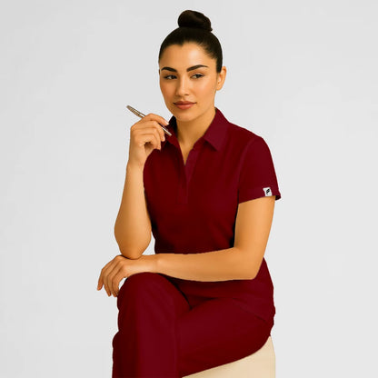 Pyjama de Bloc Femme - Col Chemise Stretch porté par une professionnelle de santé | FIGS.ma – Scrubs confortables et modernes au Maroc