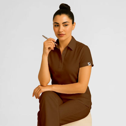Pyjama de Bloc Femme - Col Chemise Stretch porté par une professionnelle de santé | FIGS.ma – Scrubs confortables et modernes au Maroc
