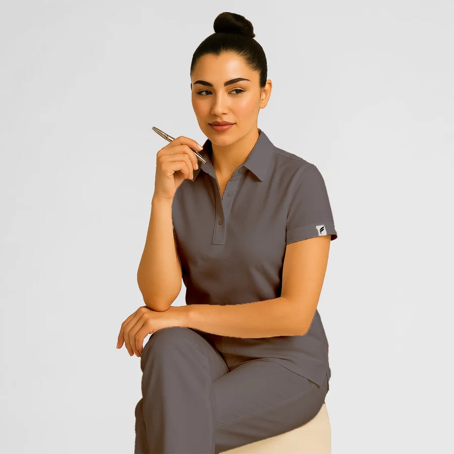 Pyjama de Bloc Femme - Col Chemise Stretch porté par une professionnelle de santé | FIGS.ma – Scrubs confortables et modernes au Maroc