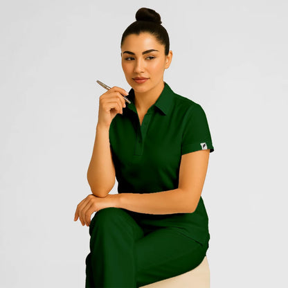 Pyjama de Bloc Femme - Col Chemise Stretch porté par une professionnelle de santé | FIGS.ma – Scrubs confortables et modernes au Maroc