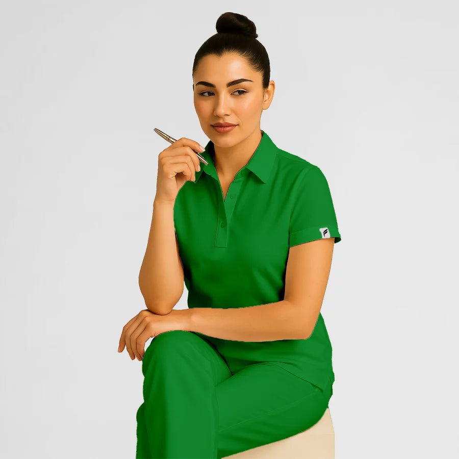 Pyjama de Bloc Femme - Col Chemise Stretch porté par une professionnelle de santé | FIGS.ma – Scrubs confortables et modernes au Maroc